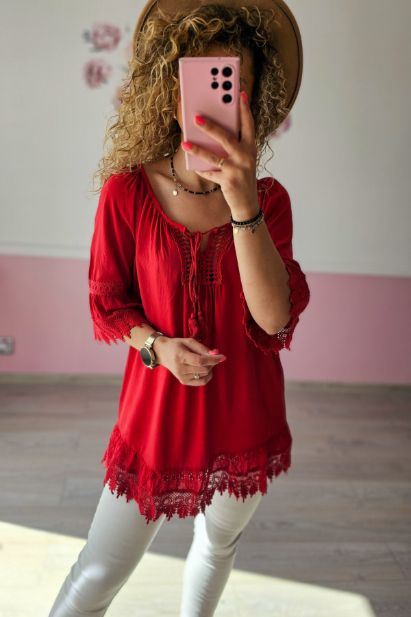Czerwona bluzka z ażurowym wykończeniem 1