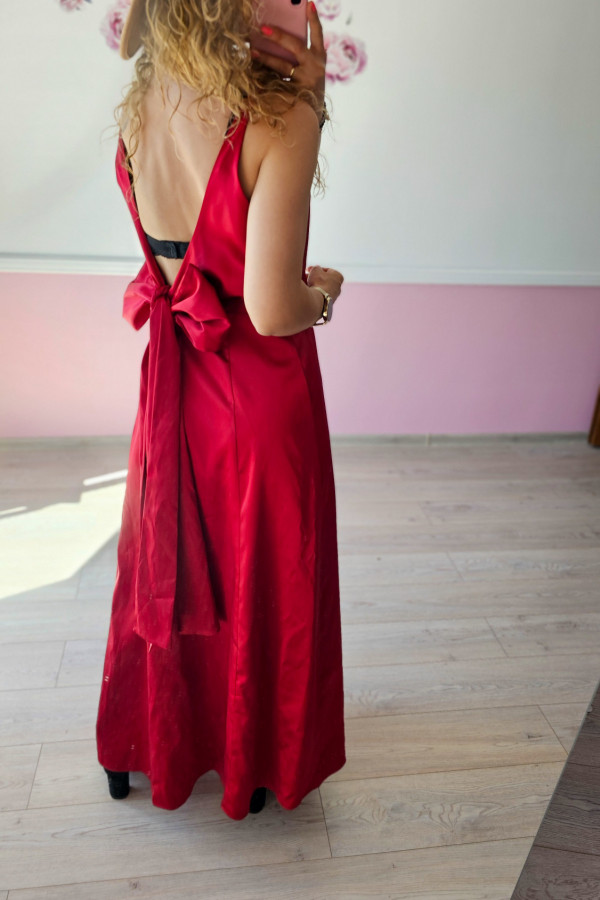 Czerwona satynowa elegancka sukienka 4