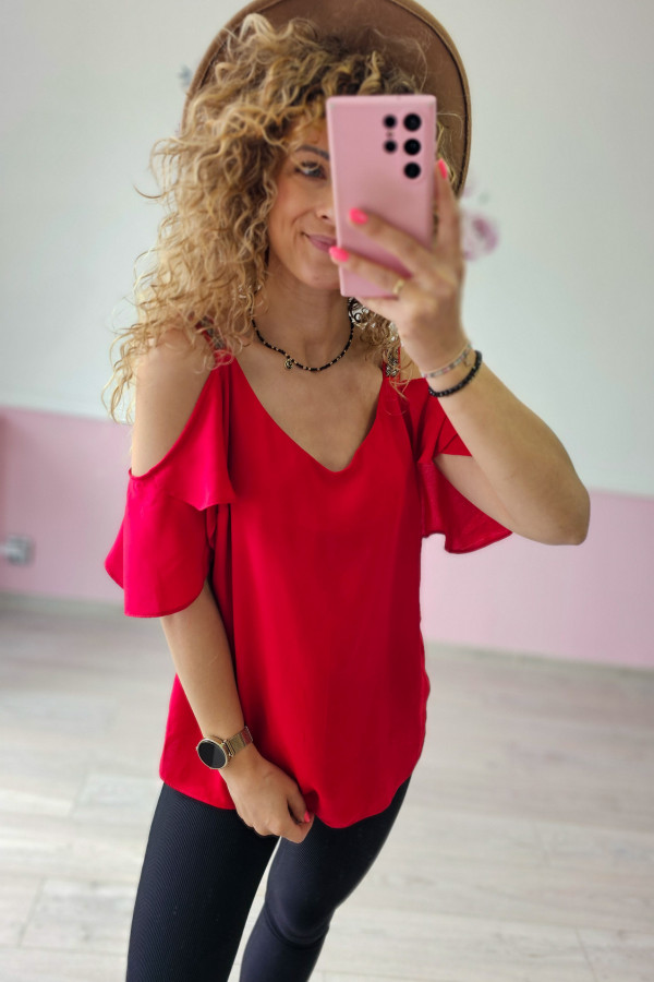 Czerwona bluzka z odkrytymi ramionami 2