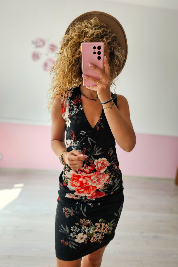 Czarna sukienka w kwiaty