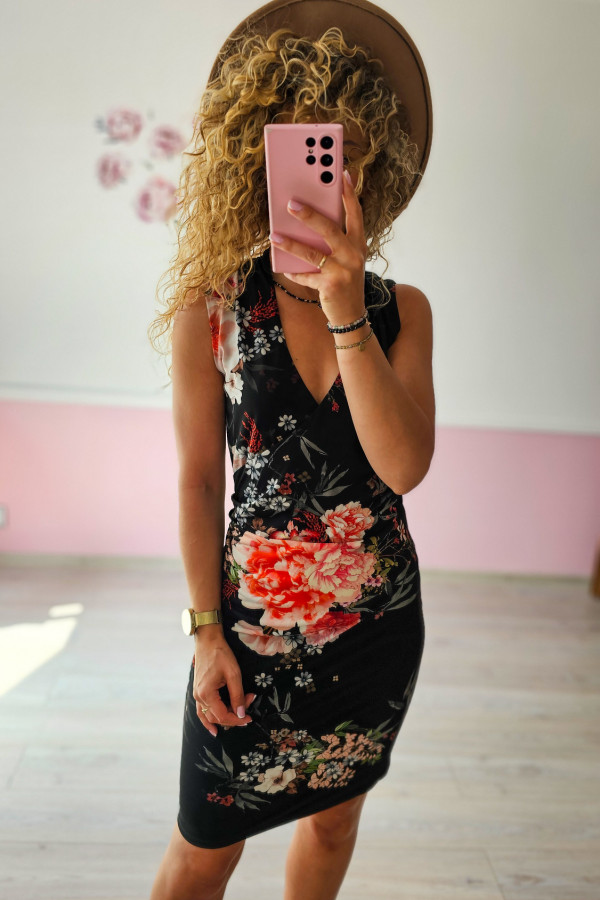 Czarna sukienka w kwiaty 3