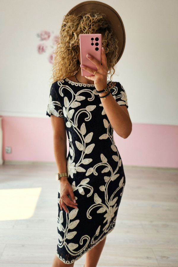 Elegancka sukienka z kwiatami