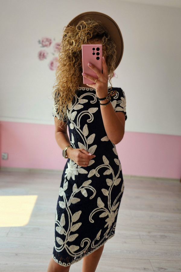Elegancka sukienka z kwiatami 2