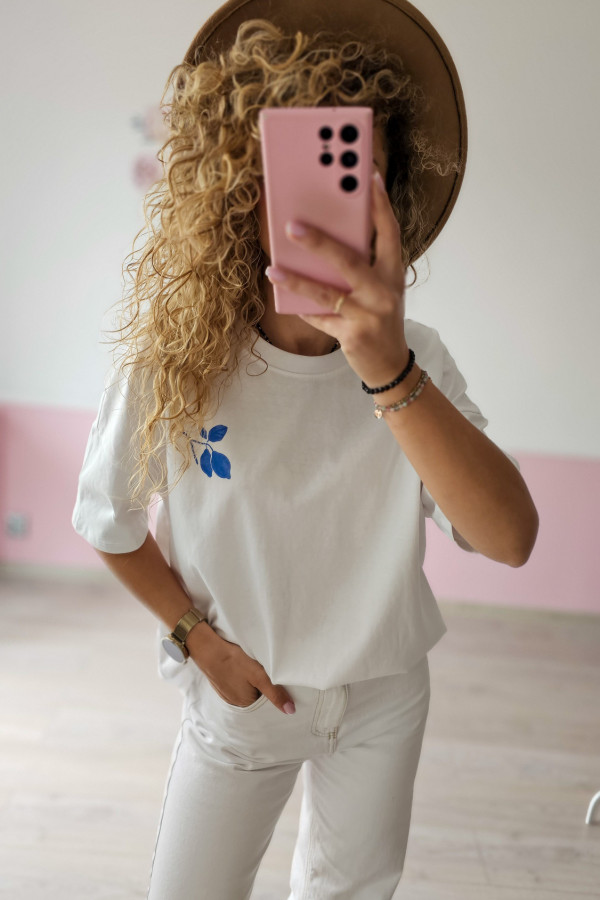 T-shirt damski z niebieskimi napisami Reserved