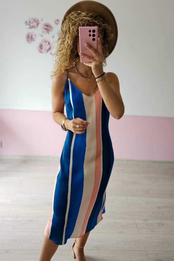 Satynowa sukienka maxi w paski