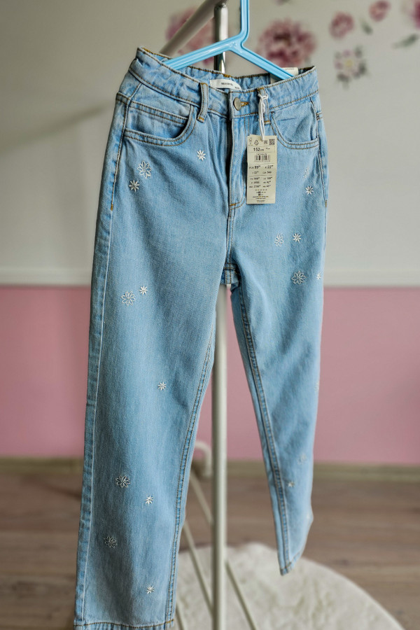 Spodnie jeansowe w kwiatki 1