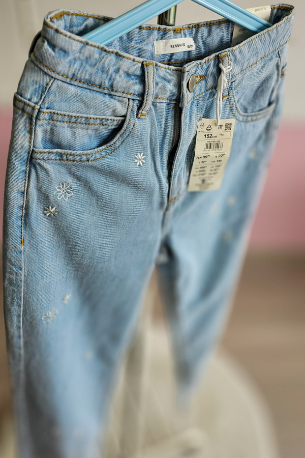 Spodnie jeansowe w kwiatki 2