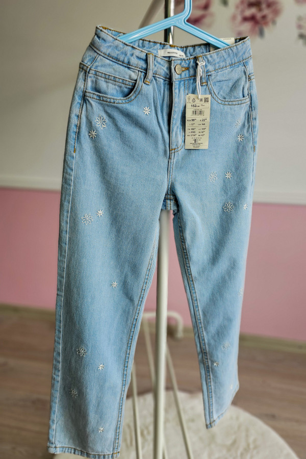 Spodnie jeansowe w kwiatki 4
