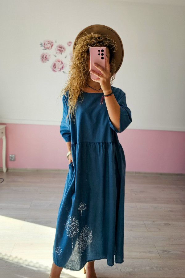Niebieska sukienka z delikatnym wzorem na dole 1