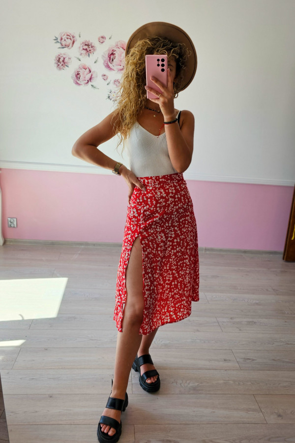 Czerwona spódnica w kwiatki