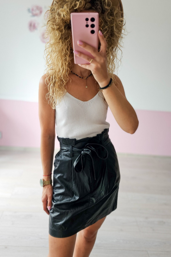 Spódnica mini z eko skóry z paskiem – czarna 1