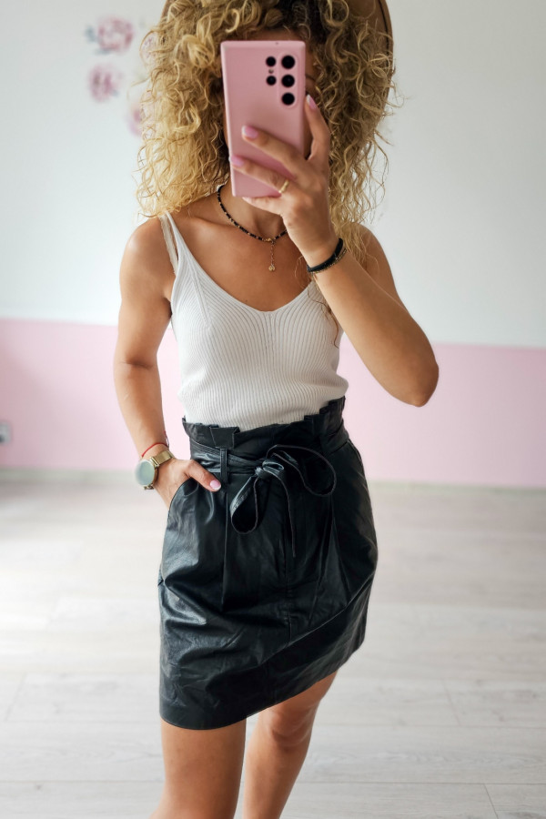Spódnica mini z eko skóry z paskiem – czarna 2