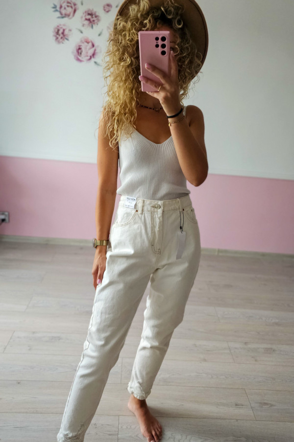 Kremowe jeansy z przetarciami – stylowy luz MOM