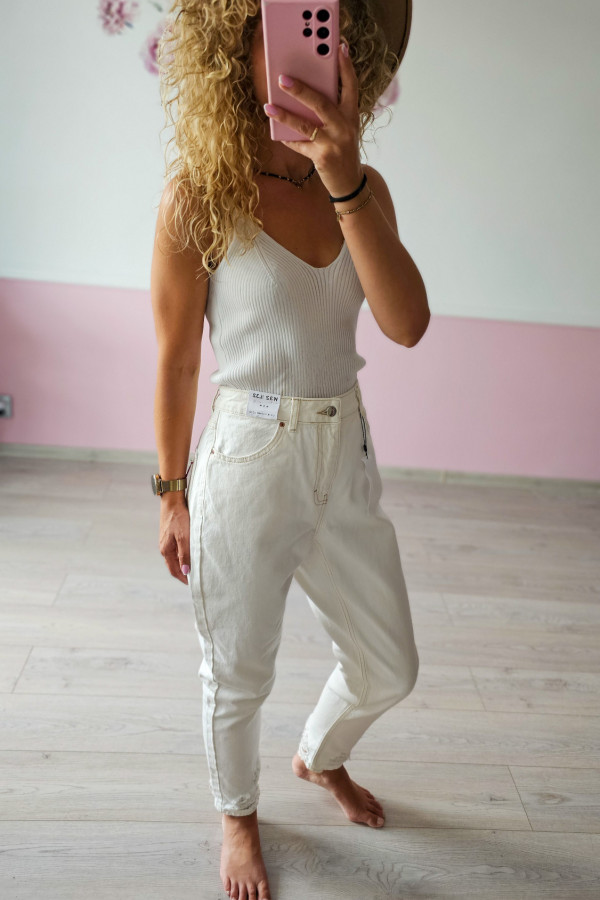 Kremowe jeansy z przetarciami – stylowy luz MOM 1