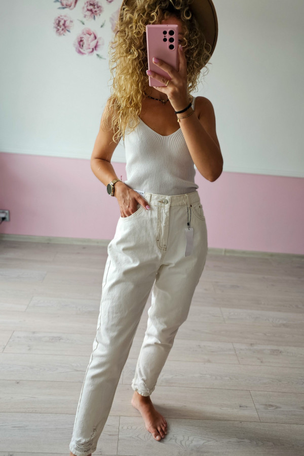 Kremowe jeansy z przetarciami – stylowy luz MOM 2