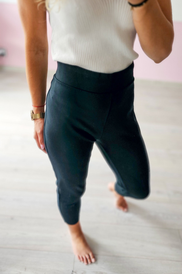 Czarne legginsy z wysokim stanem – grubszy materiał 2