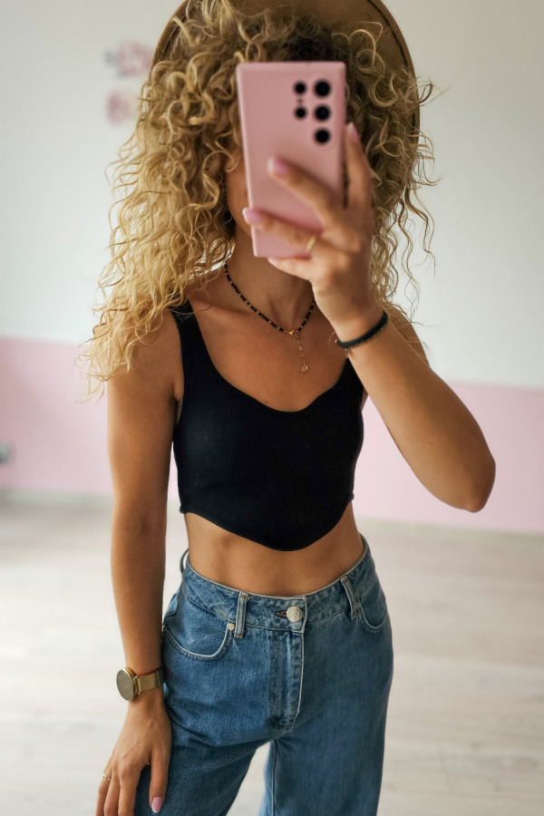 Crop top prążkowany – klasyczna czerń
