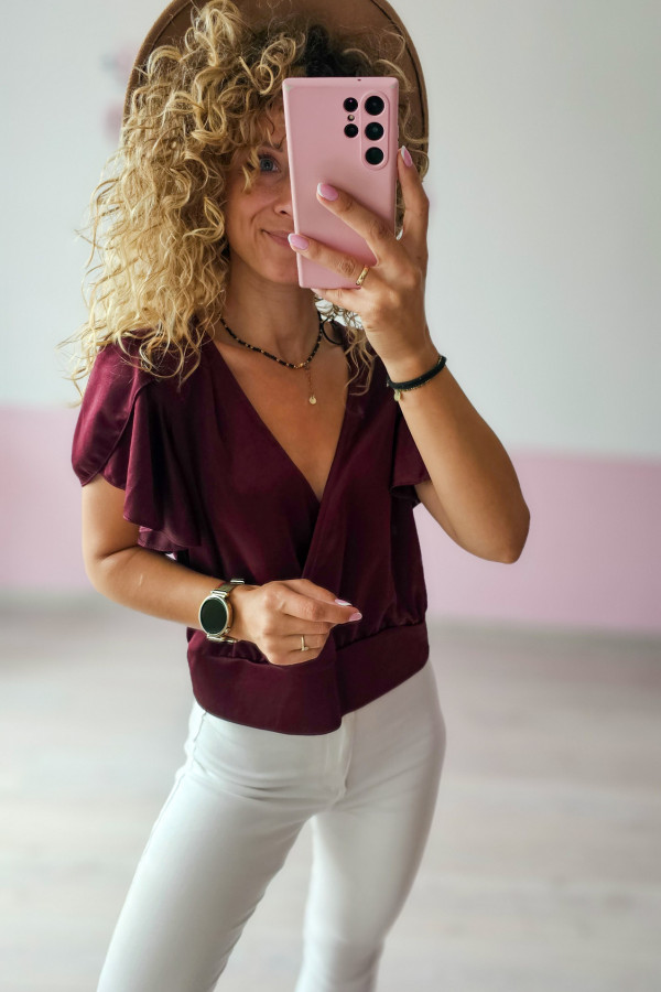 Bordowa bluzka z kopertowym dekoltem i falbaną 1