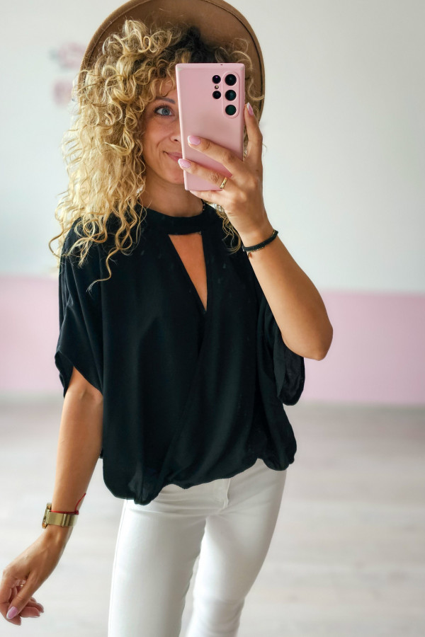 Czarna bluzka z rozcięciem przy dekolcie