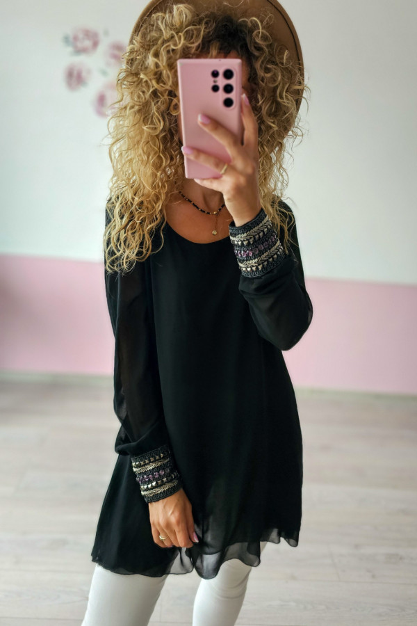 Czarna tunika z ozdobnymi mankietami