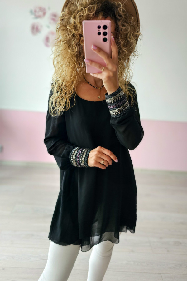 Czarna tunika z ozdobnymi mankietami 1