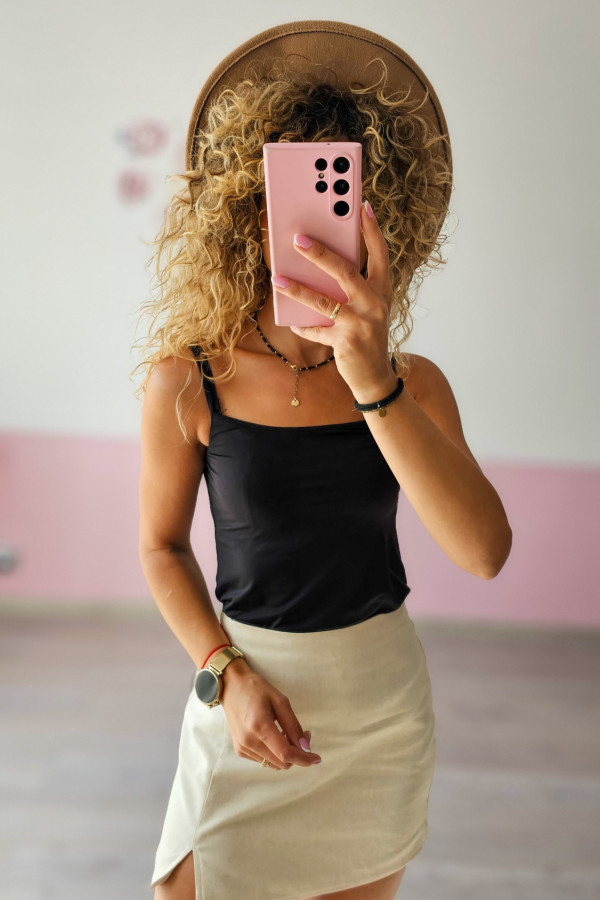 Top basic na ramiączkach – czarna klasyka