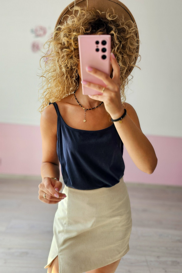 Top basic granatowy – uniwersalny i wygodny