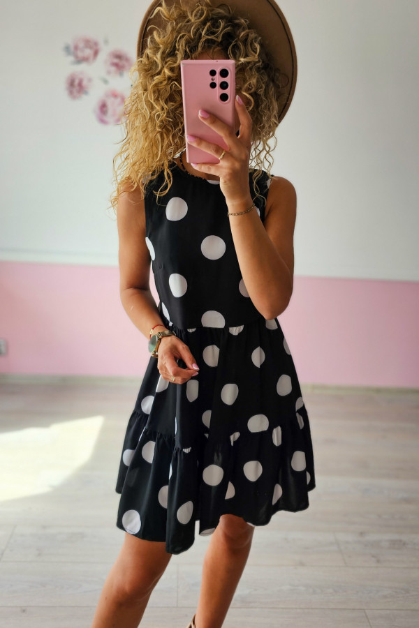 Czarna sukienka w grochy – retro z nutą dziewczęcości 1