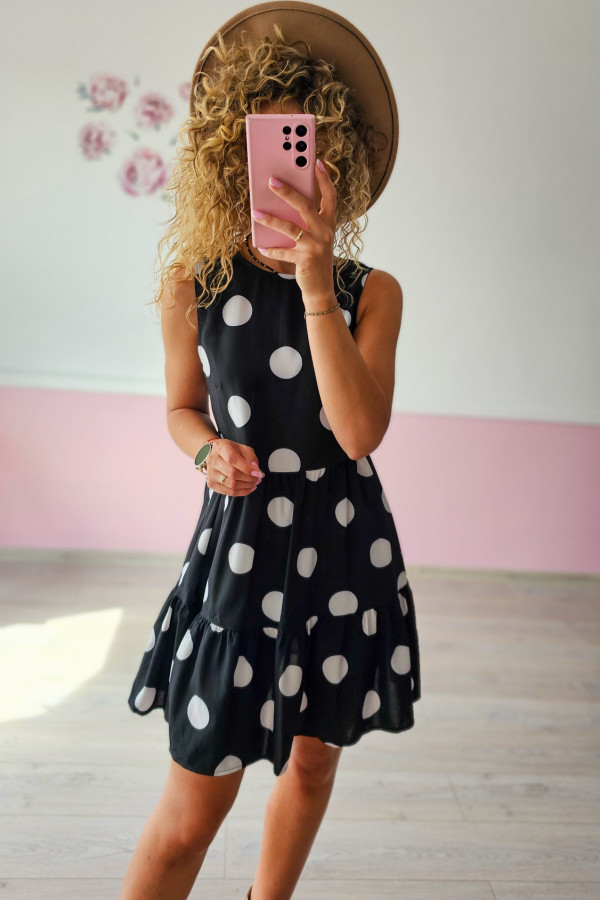 Czarna sukienka w grochy – retro z nutą dziewczęcości 2
