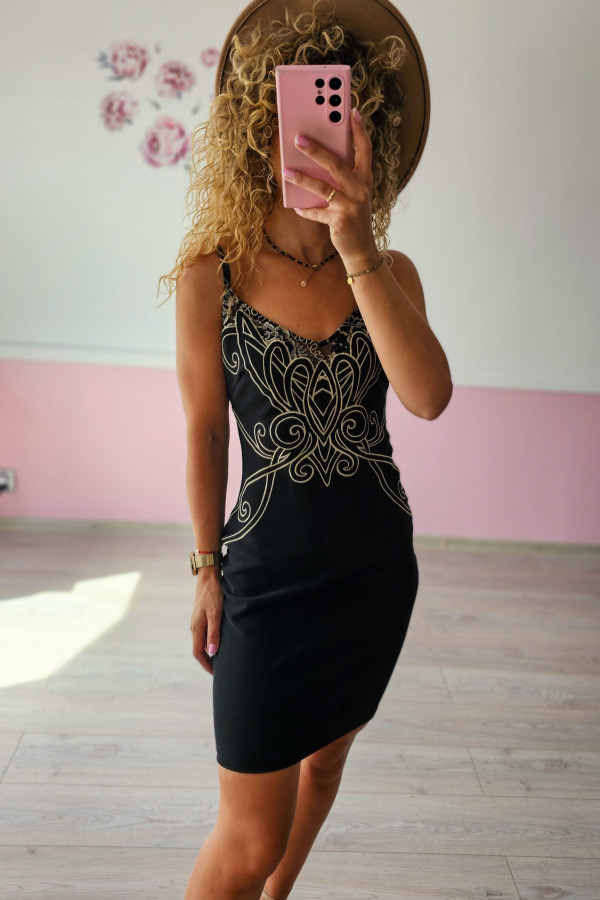 Sukienka wieczorowa z haftem – glamour z klasą S/M