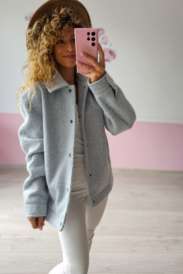 Szara kurtka damska o kroju oversize Reserved 1
