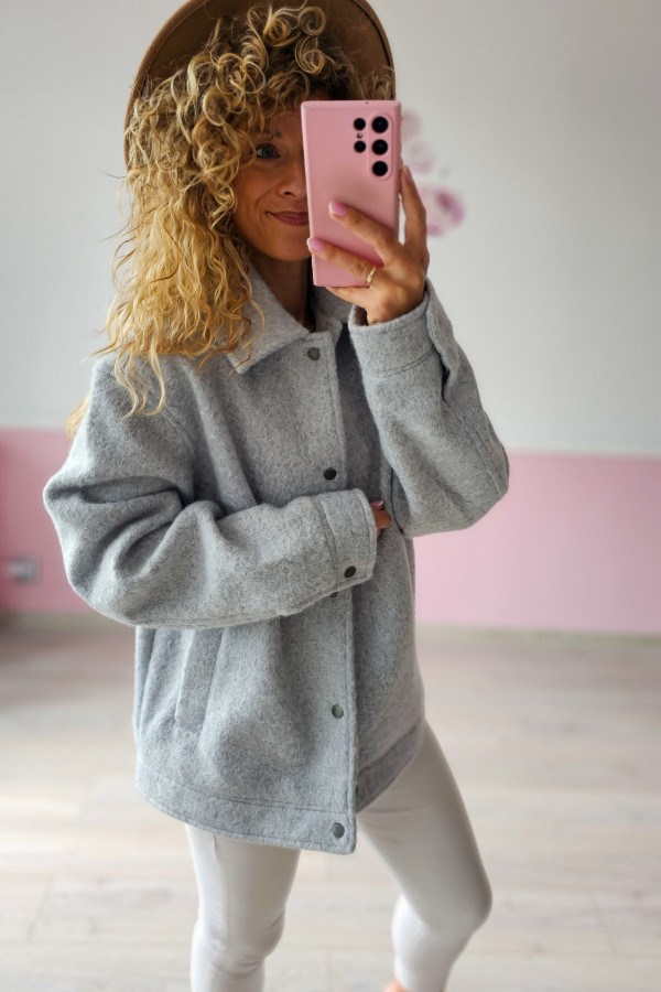 Szara kurtka damska o kroju oversize Reserved 5