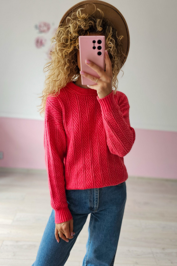 Różowy sweter o grubym splocie