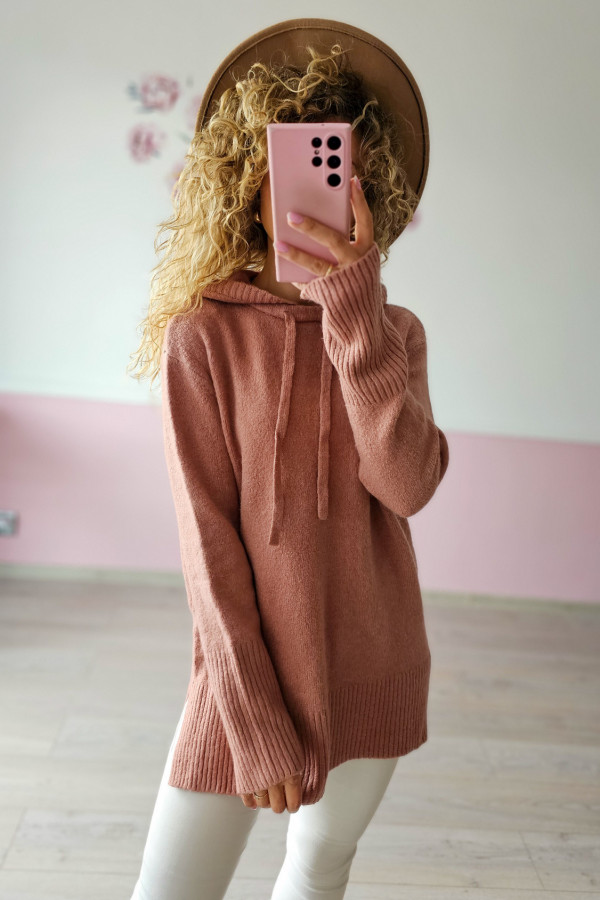 Różowy sweter z kapturem – casualowy i kobiecy 1