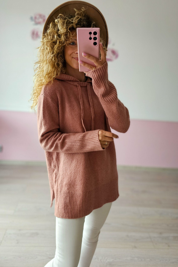 Różowy sweter z kapturem – casualowy i kobiecy