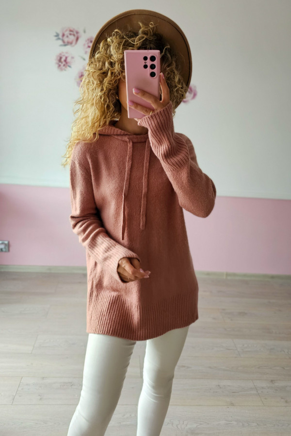 Różowy sweter z kapturem – casualowy i kobiecy 2