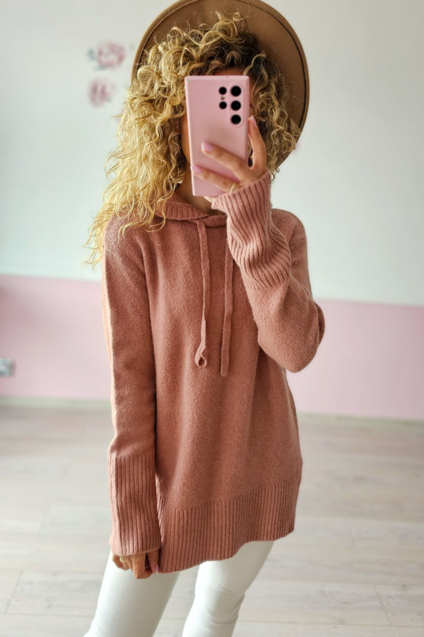 Różowy sweter z kapturem – casualowy i kobiecy 3