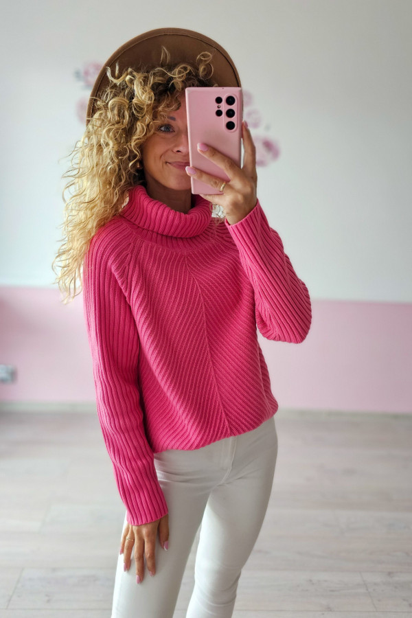 Różowy sweter z golfem 1
