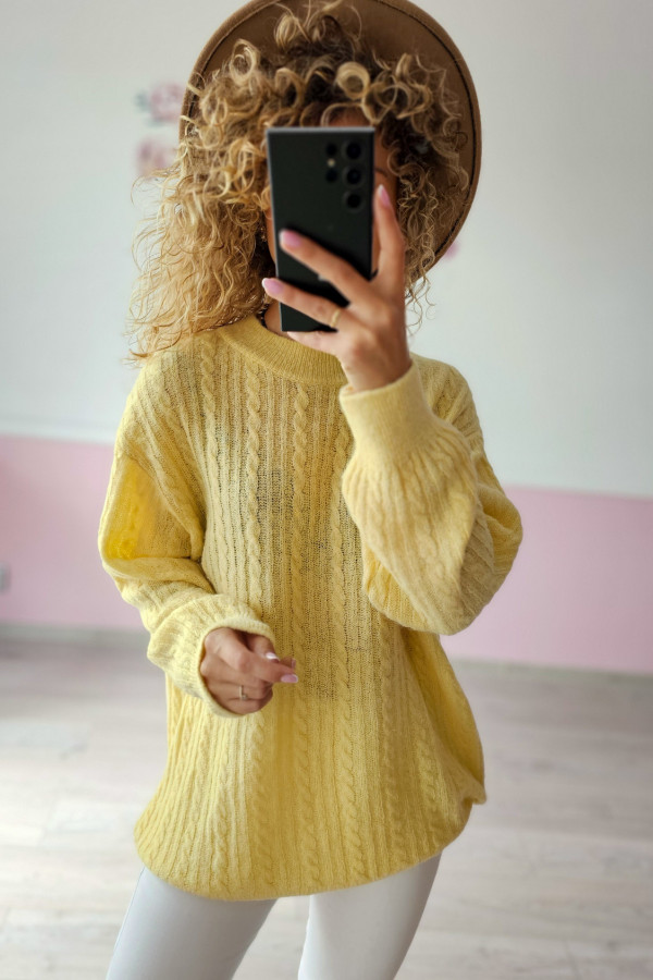 Sweter damski oversize – żółty, z warkoczowym splotem