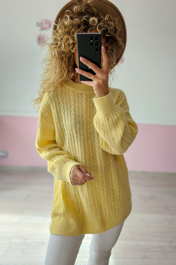 Sweter damski oversize – żółty, z warkoczowym splotem 2