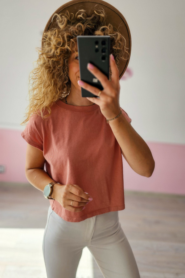 Ceglasta koszulka crop – wygodna baza do codziennych looków