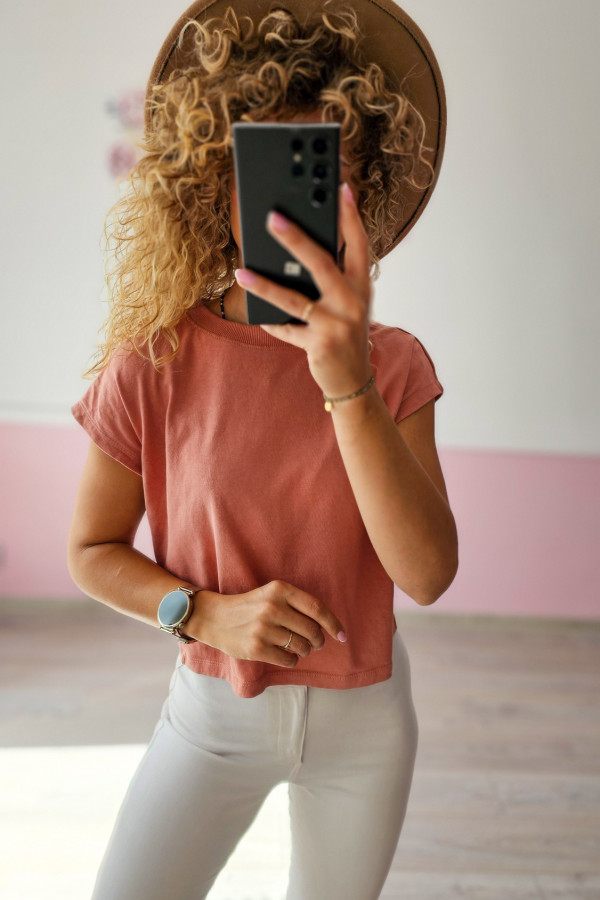 Ceglasta koszulka crop – wygodna baza do codziennych looków 1