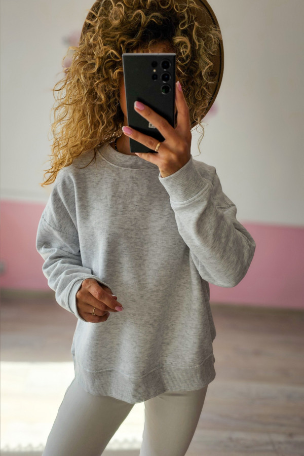 Jasnoszara bluza basic – klasyka w najlepszym wydaniu