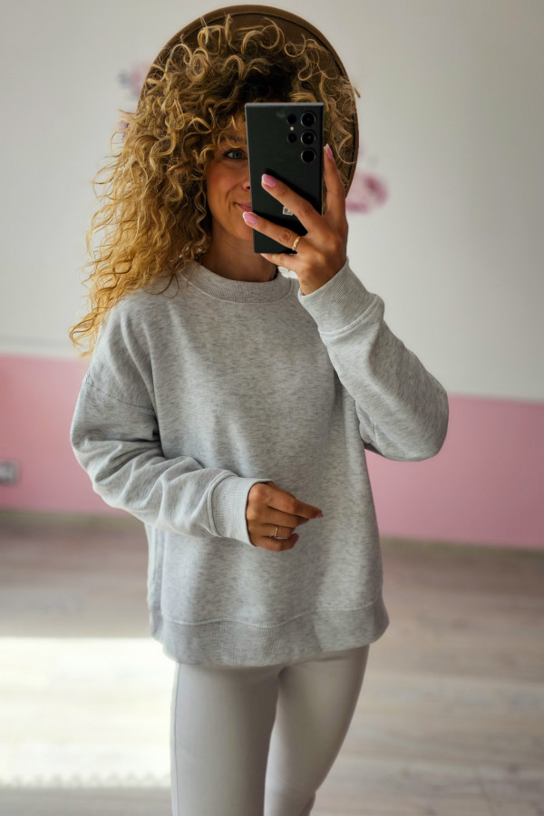 Jasnoszara bluza basic – klasyka w najlepszym wydaniu 1