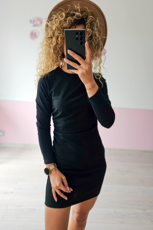 Elegancka czarna sukienka dopasowana