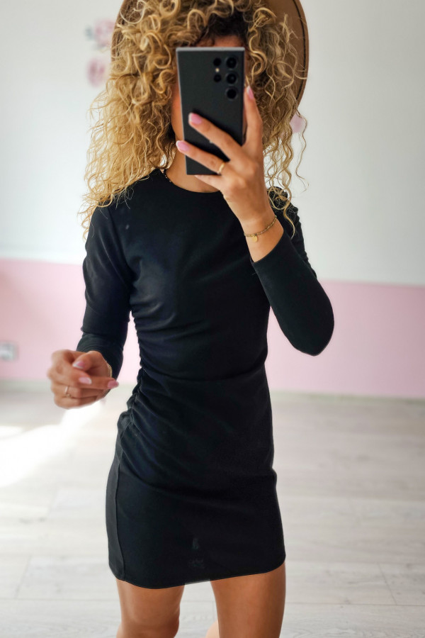 Elegancka czarna sukienka dopasowana 1