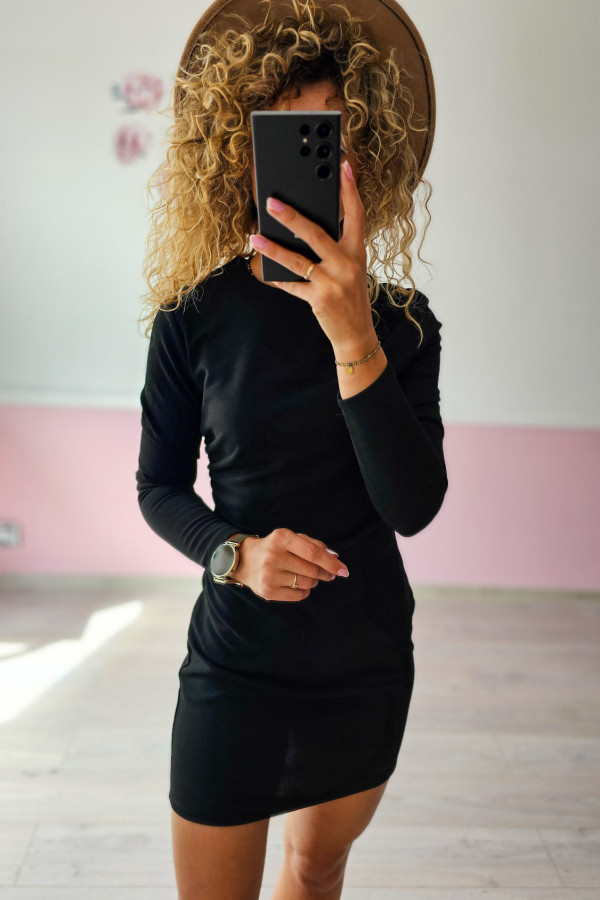 Elegancka czarna sukienka dopasowana 2