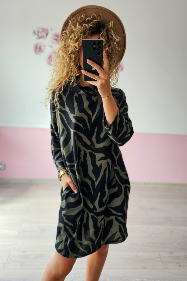Sukienka oversize w odważny wzór tygrysich pasów