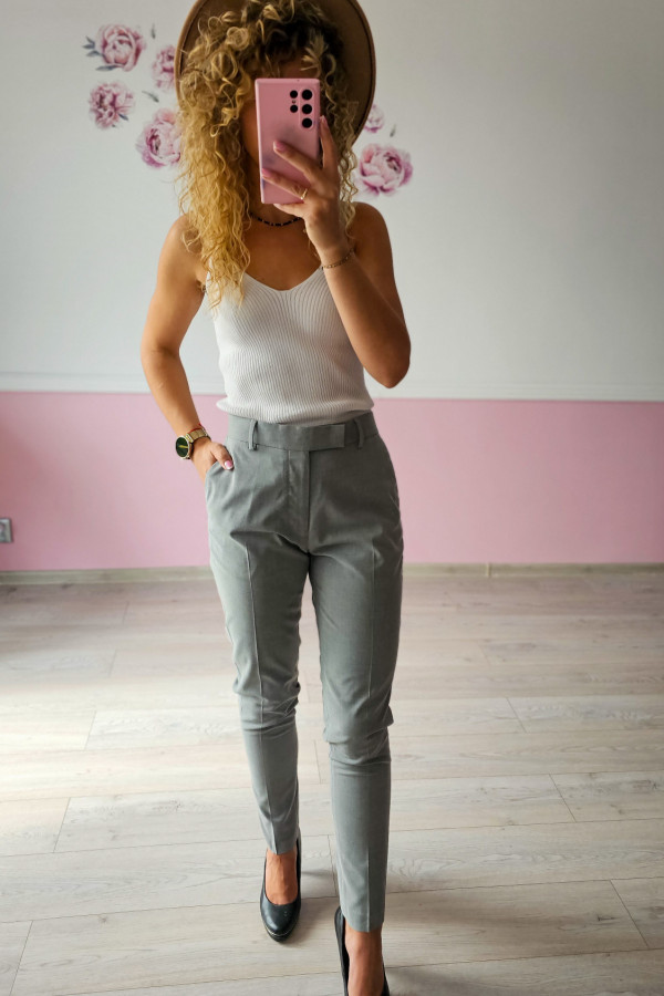 Szare spodnie materiałowe – klasyka i elegancja 2
