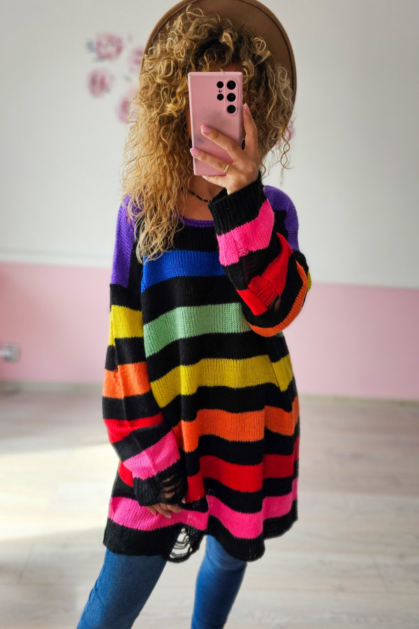 Kolorowy sweter oversize – tęczowa energia na co dzień